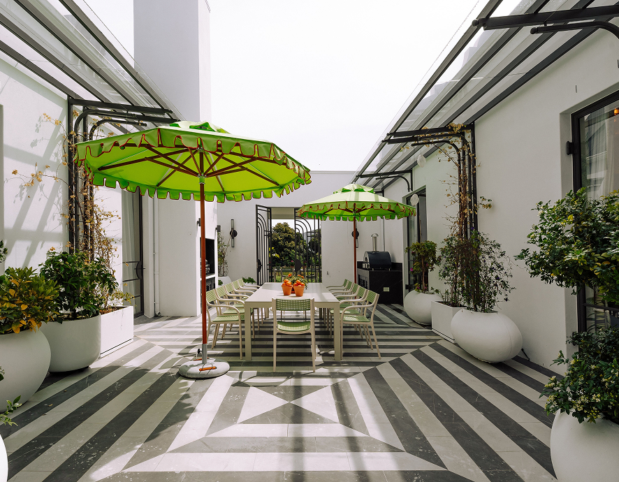 Courtyard with green umbrellas